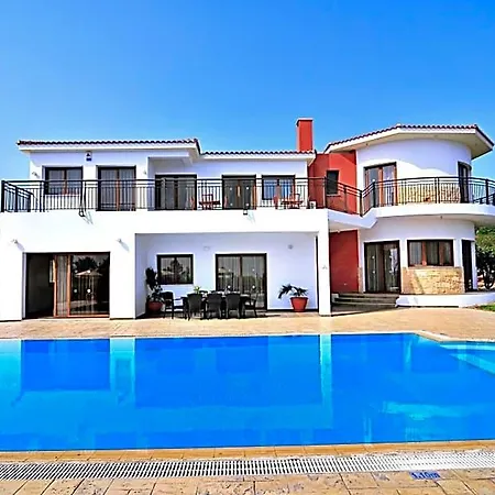 Impressive Large Huge Heated Pool Garden Hotell 2*