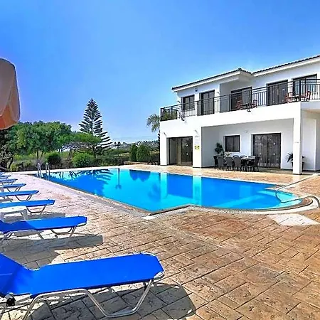 Impressive Large Huge Heated Pool Garden Hotell 2*