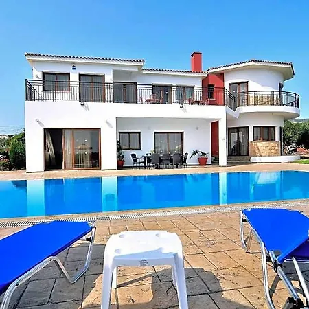 Impressive Large Huge Heated Pool Garden Hotel