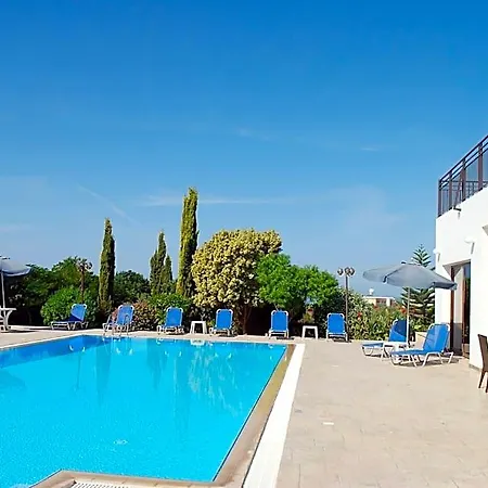 Hotel Impressive Large Huge Heated Pool Garden Peyia