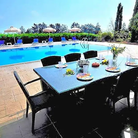 Impressive Large Huge Heated Pool Garden Hotel 2*