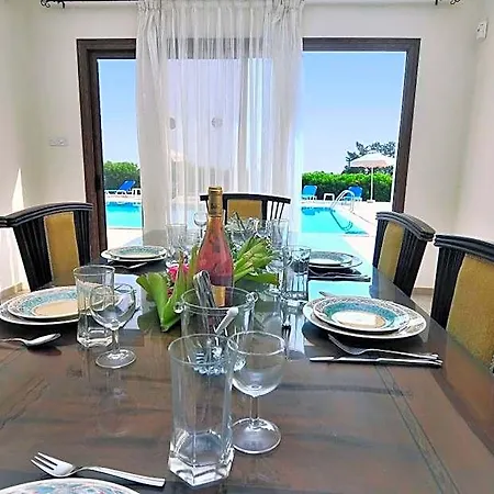 Hotell Impressive Large Huge Heated Pool Garden 2*
