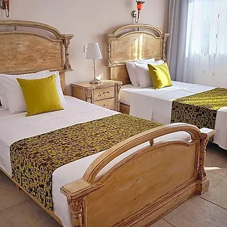 Hotel Impressive Large Huge Heated Pool Garden 2*