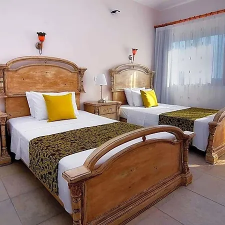 Hotel Impressive Large Huge Heated Pool Garden 2*
