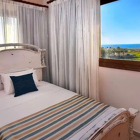 Impressive Large Huge Heated Pool Garden Hotel 2*