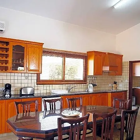 Impressive Large Huge Heated Pool Garden Hotel 2*